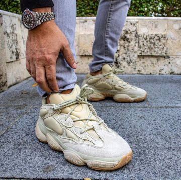 Adidas yeezy 500 stone en la cuenta de Instagram de @yankeekicks
