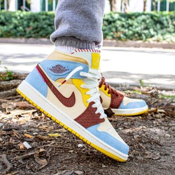 Jordan 1 Mid SE Fearless Maison Chateau Rouge en la cuenta de Instagram de @yankeekicks