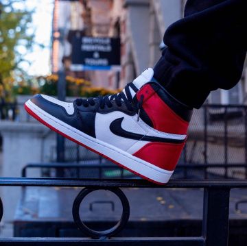 Jordan 1 Retro High Satin Black Toe (W) en la cuenta de Instagram de @yankeekicks
