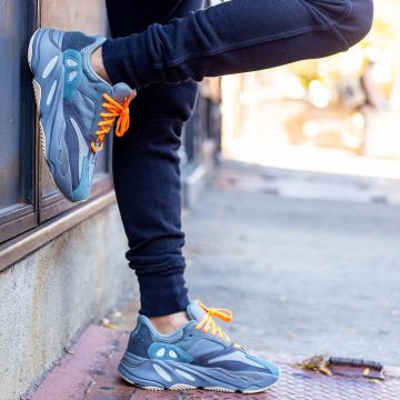 Adidas Yeezy Boost 700 Teal Blue en la cuenta de Instagram de @yankeekicks