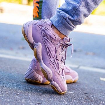 Adidas Yeezy 500 Soft Vision en la cuenta de Instagram de @yankeekicks