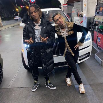 Las zapatillas negras, blancas, grises y amarillas que lleva Rich the Kid en la cuenta de Instagram de @richthekid