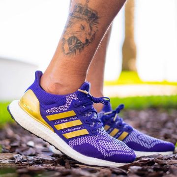 Adidas Ultra Boost Washington Huskies en la cuenta de Instagram de @yankeekicks