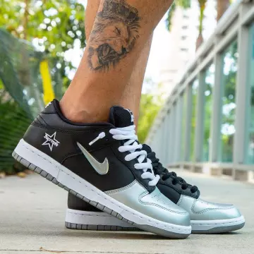 Nike SB Dunk Low Supreme Jewel Swoosh Silver en la cuenta de Instagram de @yankeekicks