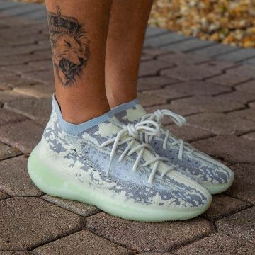 Adidas Yeezy Boost 380 Alien en la cuenta de Instagram de @yankeekicks