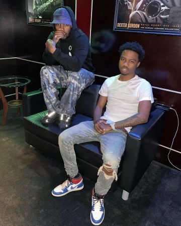 Les sneakers nike blanches, bleues et rouges portées par Roddy Ricch sur le compte Instagram de @roddyricch