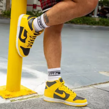 Jordan 1 Low Squadon Blue Electric Yellow en la cuenta de Instagram de @yankeekicks