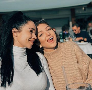 Tee-shirt col roulé de Jazz sur le compte Instagram de @iam_evaqueen