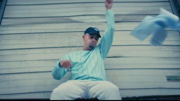 Jogging blanc porté par Mister V dans MISTER V - JAMAIS (feat. PLK)