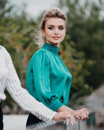 Blusa verde pato de manga larga de Lou Ruat en la cuenta de Instagram de @louruatoff