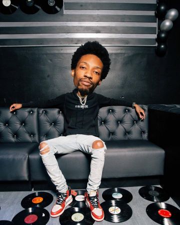Las zapatillas blancas y rojas con escritura que lleva Sonny Digital en la cuenta de Instagram de @sonnydigital