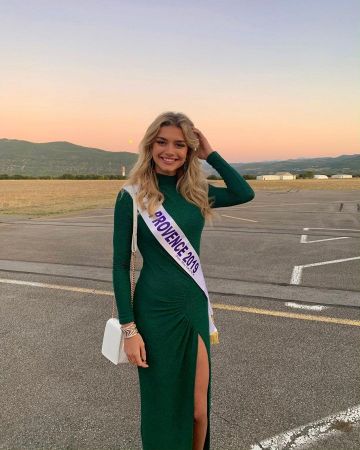 El vestido largo verde de Lou Ruat con mangas largas y cuello ascendente en @louruatoff