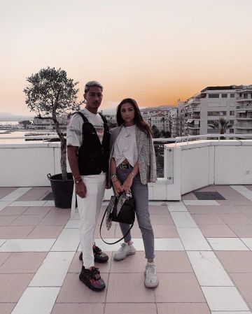 Pantalon blanc sur le compte Instagram de @iam_evaqueen