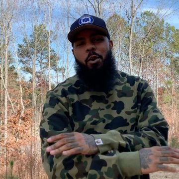 Le pull à manches longues vert camo porté par Stalley sur le compte Instagram de @stalley