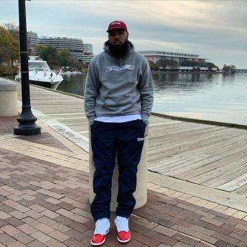 Sneakers low red and white worn by Stalley on the account Instagram of @stalley