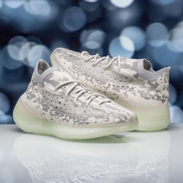 Adidas Yeezy Boost 380 Alien en la cuenta de Instagram de @stadiumwomen