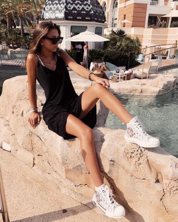 Robe noire sur le compte Instagram de @iam_evaqueen
