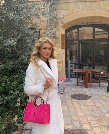 El abrigo blanco y esponjoso de Lou Ruat en la cuenta de Instagram de @louruatoff