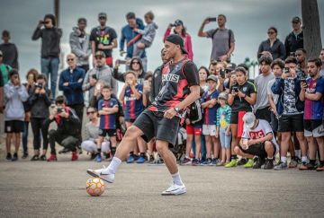 The Nike tank top Mesh 23 Jordan x PSG - Black and Red worn by Kylian Mbappé on the account Instagram of @etc .. cf