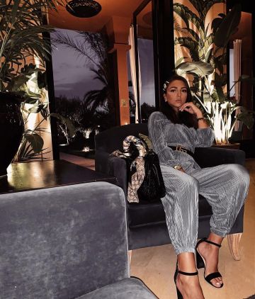Sandales noires sur le compte Instagram de @iam_evaqueen