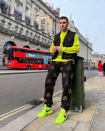 Nike volt OW on the account Instagram of @sante