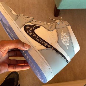 Jordan 1 Retro High Dior sur le compte Instagram de @snkrslist