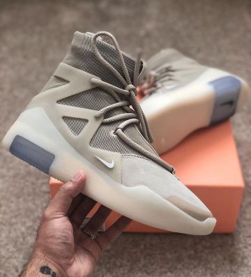 Nike fear of god (avoine) sur le compte Instagram de @myke.grey