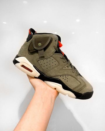 The pair of sneakers Nike Air Jordan 6 Travis Scott on the account Instagram of @helsoe