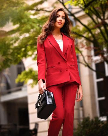 Chaqueta blazer roja cruzada de Sophie Diry, corte recto en la cuenta de Instagram de @sophiediryoff
