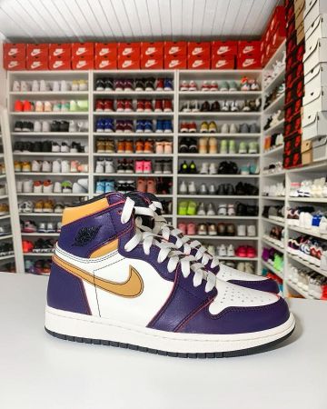 The pair of trainers Nike Jordan 1 Retro OG Defiant SB to Chicago on the account Instagram of @helsoe