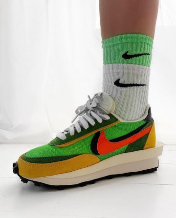 The pair of Nike Waffle Cardigan Green at the feet of Hanna on his account Instagram @helsoe