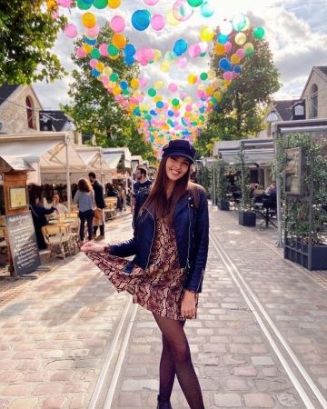 Les collants noir transparent de Sophie Diry sur le compte Instagram de @sophiediryoff