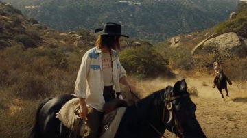 The t-shirt 'Spahn Ranch' of Tex Watson (Austin Butler) in Once Upon a Time... in Hollywood
