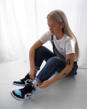 Sneakers Nike Jordan 1 Retro High UNC Patent worn by Hanna on his account Instagram @helsoe