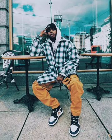 Air Jordan 1 Retro High Defiant SB to Chicago to 6lack on the account Instagram of @6lack