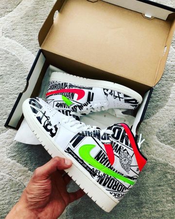 Jordan 1 Mid All Over Logos en la cuenta de Instagram de @logan.conor.lai