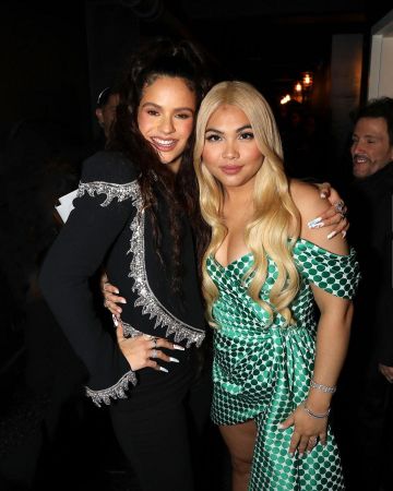 Pulsera de diamantes y oro blanco de Hayley Kiyoko en la cuenta de Instagram de @hayleykiyoko