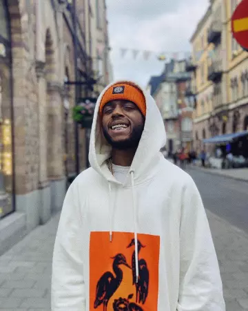 Beanie Stone Island (Orange) of 6lack on the account Instagram of @6lack