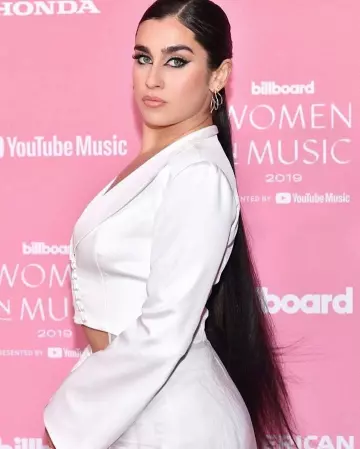 Golden earrings and crystal of Lauren Jauregui on the account Instagram of @laurenjauregui