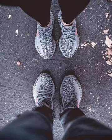 Adidas Yeezy Boost 350 V2 Beluga 2.0 en la cuenta de Instagram de @kicksonmyfeet_