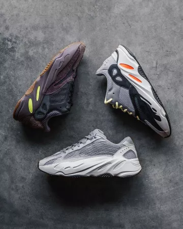 Adidas Yeezy Boost 700 Wave Runner Solid Grey en la cuenta de Instagram de @kicksonmyfeet_
