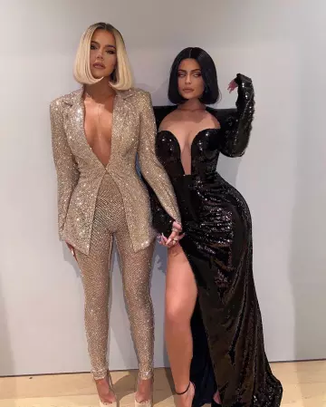 Blazer oversized doré sequins de Khloé Kardashian sur le compte Instagram de @kyliejenner