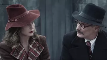 The hat in felt, deep-red Janot Reichenbach (Elsa Zylberstein) in I dream only of you