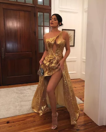 El vestido largo dorado de Kylie Jenner en la cuenta de Instagram de @kyliejenner