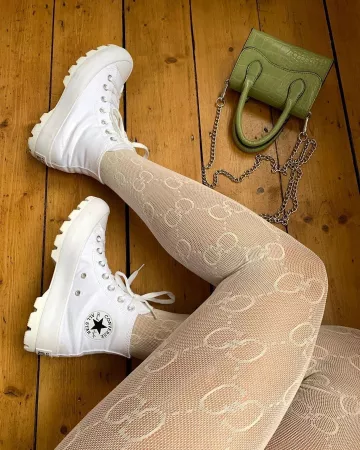 Bota converse blanca usada por natashastanic en la cuenta de Instagram de @asos