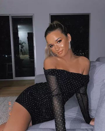 Black dress sequins isabelle clarke about the account Instagram of @isabelle.clarke