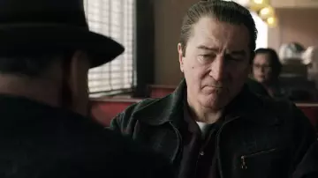 Le blouson à carreaux vert foncé de Frank Sheeran (Robert De Niro) dans The Irishman