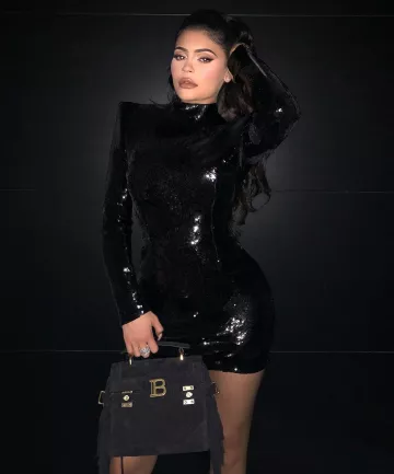 Vestido de lentejuelas negras de cuello tortuga de Kylie Jenner en la cuenta de Instagram de @kyliejenner