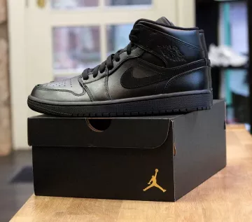 Shoe Air Jordan 1 Mid. Nike EN account on the Instagram of @sneaker_circle