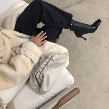 Tacón de cuero negro usado por charlotteemilysanders en la cuenta de Instagram de @asos